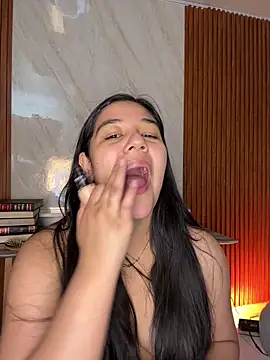 Snapshot of floriamANDjazmin chatting on 05.18.26 floriamANDjazmin online show from 05.18.26