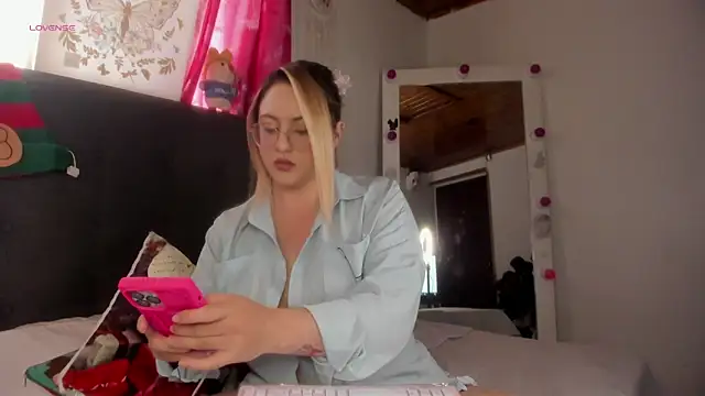 Snapshot of miss_julietaa chatting on 11.12.25 miss julietaa online show from 11.12.25