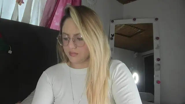 Snapshot of miss_julietaa chatting on 11.28.25 miss julietaa online show from 11.28.25