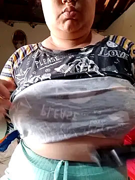 Snapshot of Kiara_Anjo22 chatting on 09.30.25 Kiara Anjo22 online show from 09.30.25