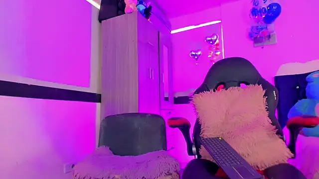 Hellen moons   online show from 05.05.26