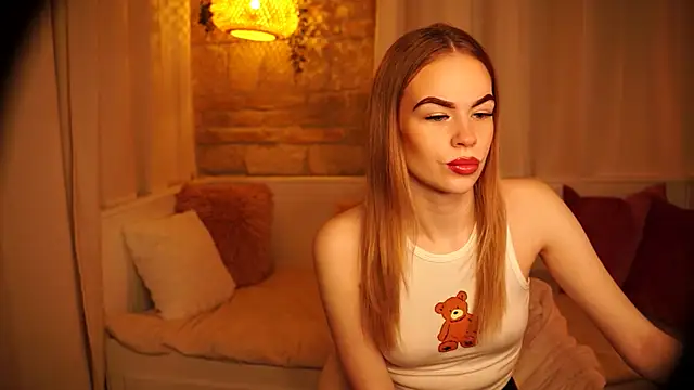 Snapshot of sn0w_barbie chatting on 03.16.25 sn0w barbie online show from 03.16.25