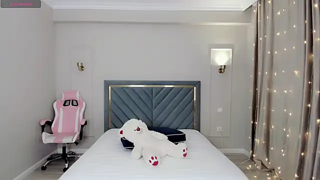 Snapshot of oxxx_me chatting on 01.10.25 oxxx me online show from 01.10.25