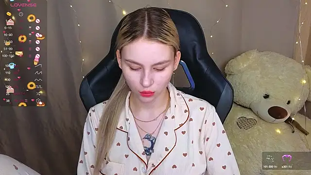 Snapshot of doll_barbieee chatting on 09.18.25 doll barbieee online show from 09.18.25