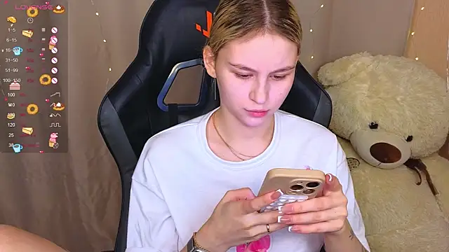 Snapshot of doll_barbieee chatting on 09.24.25 doll barbieee online show from 09.24.25