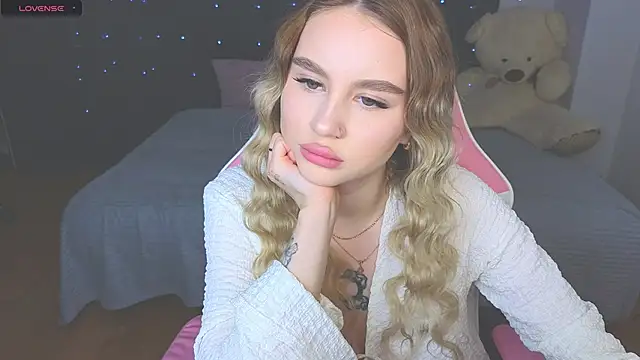 Snapshot of doll_barbieee chatting on 05.13.26 doll barbieee online show from 05.13.26