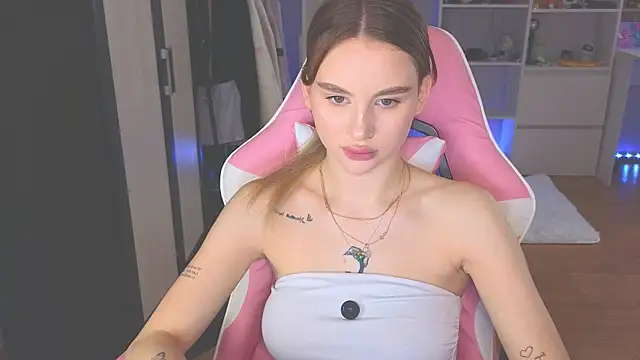 Snapshot of doll_barbieee chatting on 06.08.26 doll barbieee online show from 06.08.26