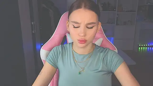 Snapshot of doll_barbieee chatting on 06.23.26 doll barbieee online show from 06.23.26