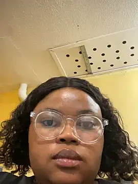 Curveysinaa online show from 02.28.25