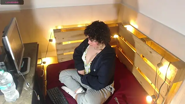 Snapshot of Bitsy_Messy chatting on 12.18.25 Bitsy Messy online show from 12.18.25