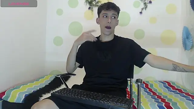 Snapshot of Eric_lion chatting on 12.23.24 Eric lion online show from 12.23.24