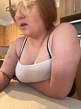 Snapshot of Sweetleeahxx chatting on 03.19.25 Sweetleeahxx online show from 03.19.25