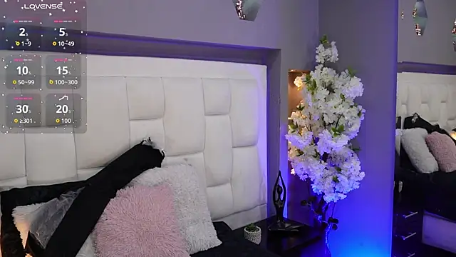 Snapshot of CuteAri chatting on 11.17.25 CuteAri online show from 11.17.25