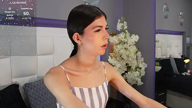 Snapshot of CuteAri chatting on 12.13.25 CuteAri online show from 12.13.25