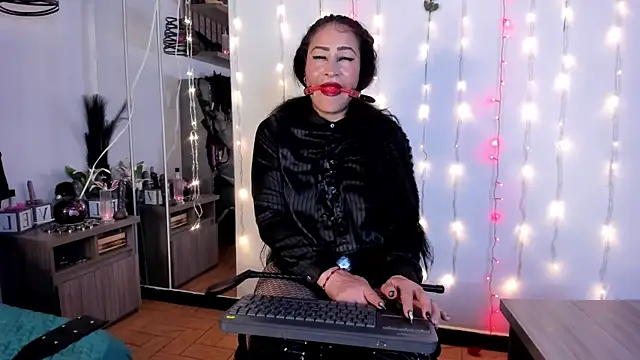 Snapshot of Molenna_queenn chatting on 02.11.25 Molenna queenn online show from 02.11.25