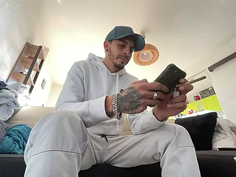 Snapshot of Rebeu313 chatting on 12.27.24 Rebeu313 online show from 12.27.24