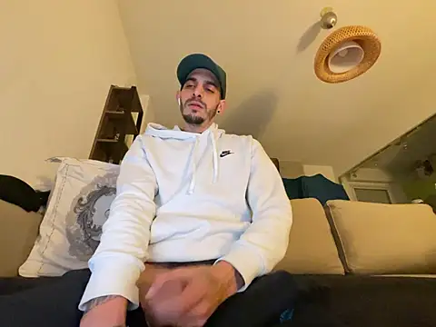 Snapshot of Rebeu313 chatting on 02.14.25 Rebeu313 online show from 02.14.25