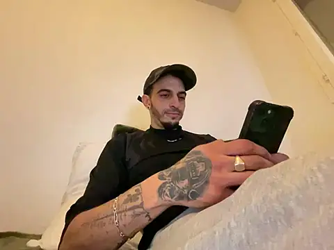 Snapshot of Rebeu313 chatting on 01.12.26 Rebeu313 online show from 01.12.26