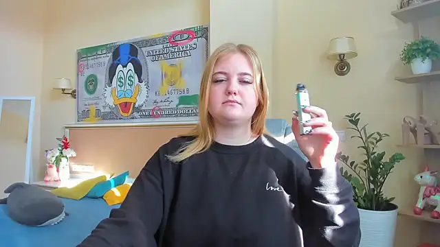 Snapshot of Doliss chatting on 03.05.25 Doliss online show from 03.05.25