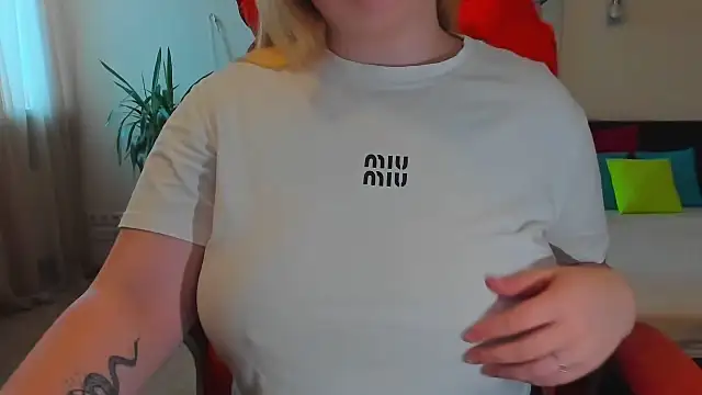 Snapshot of Doliss chatting on 09.10.25 Doliss online show from 09.10.25