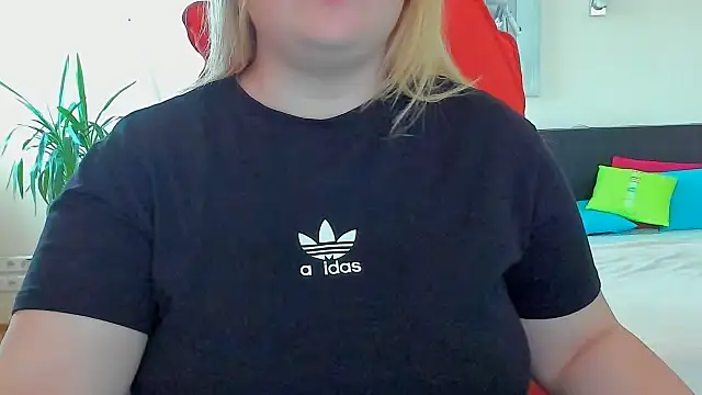 Snapshot of Doliss chatting on 09.12.25 Doliss online show from 09.12.25