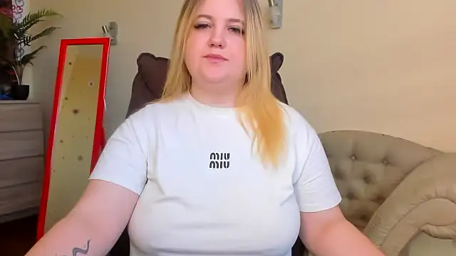 Snapshot of Doliss chatting on 09.17.25 Doliss online show from 09.17.25