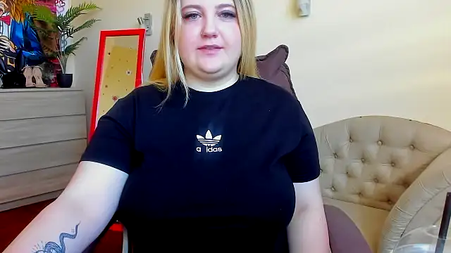 Snapshot of Doliss chatting on 09.21.25 Doliss online show from 09.21.25