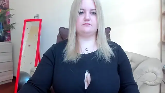 Snapshot of Doliss chatting on 10.16.25 Doliss online show from 10.16.25