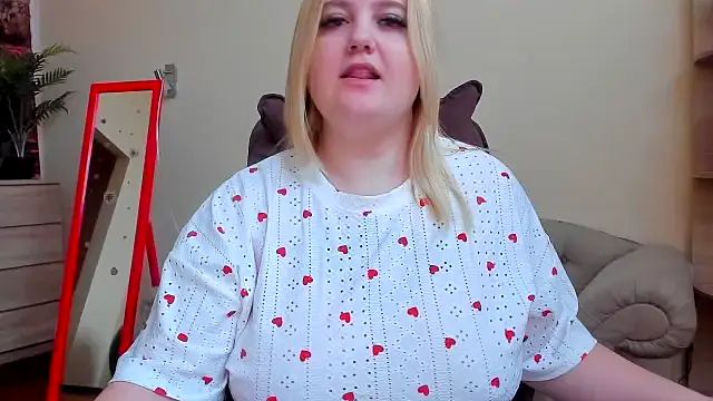 Snapshot of Doliss chatting on 11.15.25 Doliss online show from 11.15.25