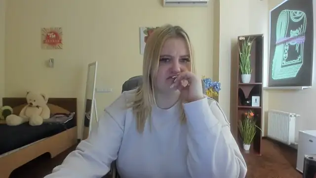 Snapshot of Doliss chatting on 12.04.25 Doliss online show from 12.04.25