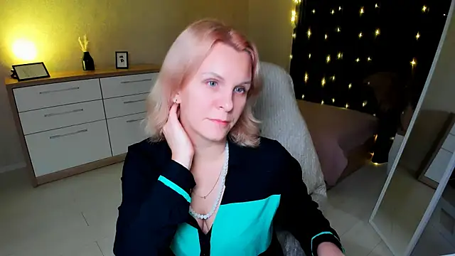 Louisa Bay online show from 12.06.24