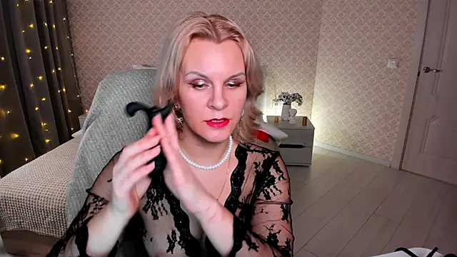 Louisa Bay online show from 03.04.25