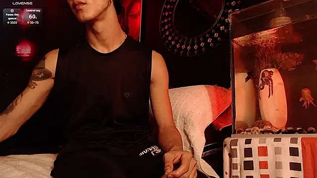 Snapshot of Godly_huan chatting on 11.01.25 Godly huan online show from 11.01.25