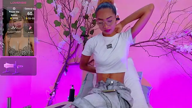 Snapshot of Charlotte_Love10 chatting on 03.18.26 Charlotte Love10 online show from 03.18.26