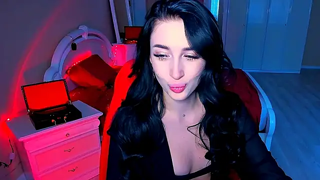 Snapshot of lovely_desire chatting on 12.17.24 lovely desire online show from 12.17.24