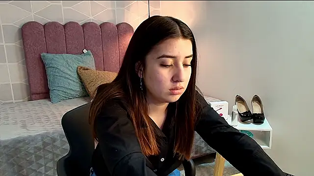 Snapshot of Aly_Cute_ chatting on 12.06.24 Aly Cute online show from 12.06.24