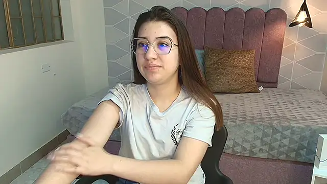 Snapshot of Aly_Cute_ chatting on 12.10.24 Aly Cute online show from 12.10.24