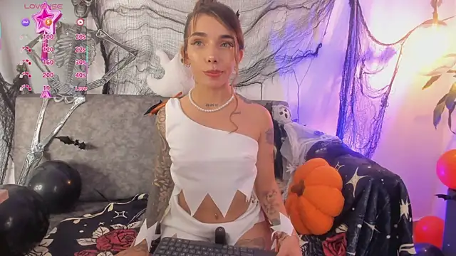 Snapshot of Mollymoon1 chatting on 10.31.25 Mollymoon1 online show from 10.31.25