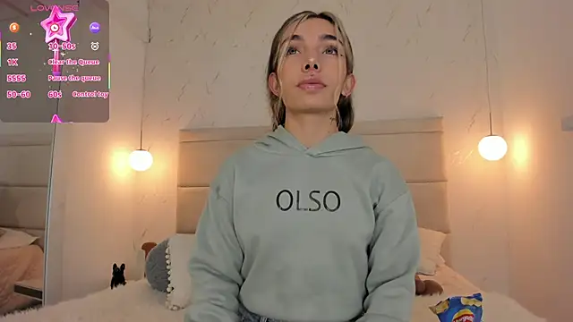 Snapshot of Mollymoon1 chatting on 11.23.25 Mollymoon1 online show from 11.23.25