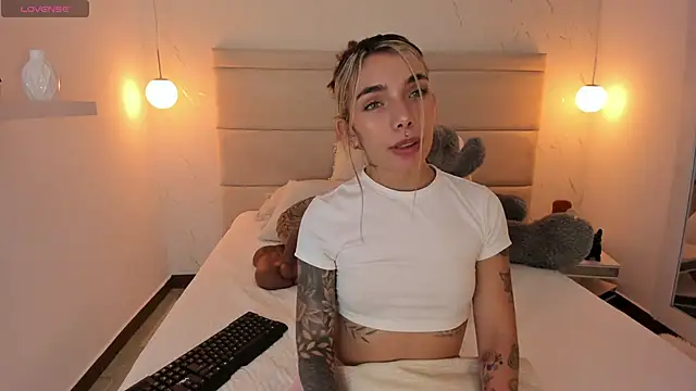 Snapshot of Mollymoon1 chatting on 11.27.25 Mollymoon1 online show from 11.27.25