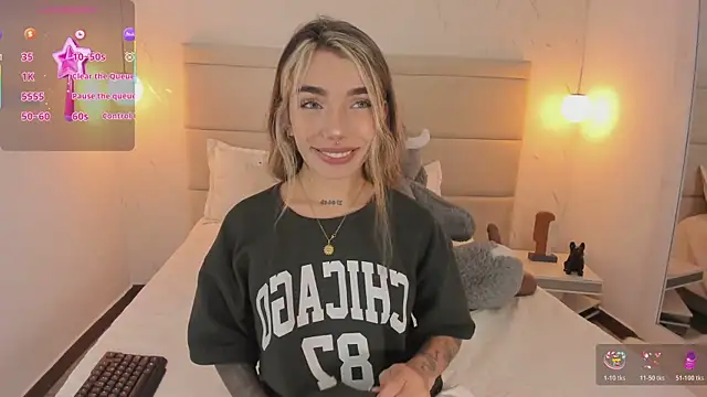 Snapshot of Mollymoon1 chatting on 11.28.25 Mollymoon1 online show from 11.28.25