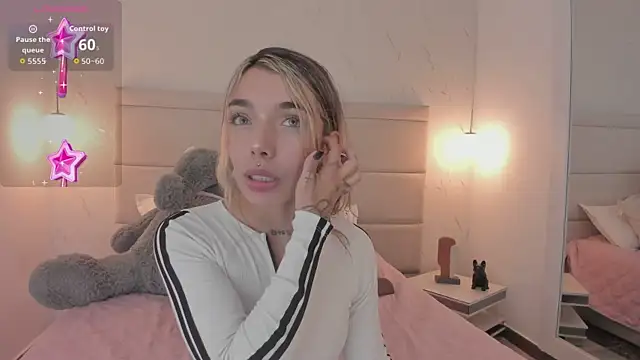 Snapshot of Mollymoon1 chatting on 12.02.25 Mollymoon1 online show from 12.02.25