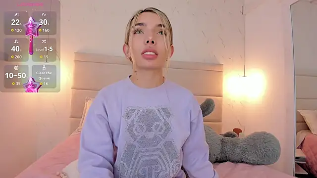 Snapshot of Mollymoon1 chatting on 12.04.25 Mollymoon1 online show from 12.04.25