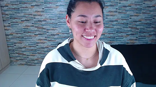 Snapshot of _joy_yva chatting on 11.20.25 joy yva online show from 11.20.25