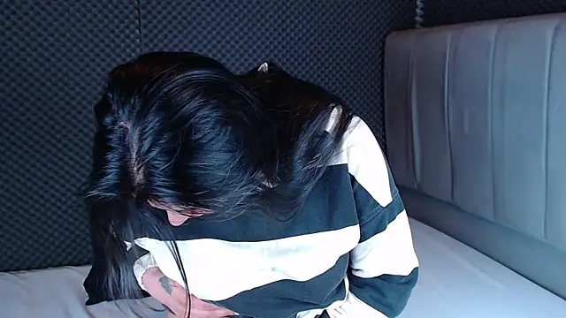 Snapshot of _joy_yva chatting on 12.22.25 joy yva online show from 12.22.25