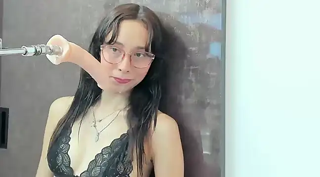 Snapshot of doll_bella_ chatting on 01.14.25 doll bella online show from 01.14.25