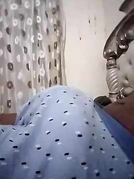 Snapshot of hugecrksam chatting on 02.05.26 hugecrksam online show from 02.05.26