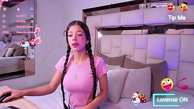 Snapshot of coraltaylor chatting on 12.30.24 coraltaylor online show from 12.30.24