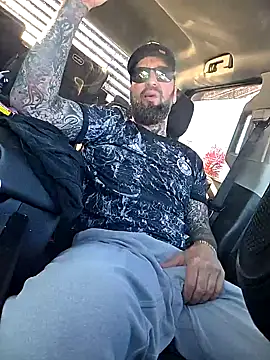 Snapshot of Beardedtattood chatting on 10.20.25 Beardedtattood online show from 10.20.25
