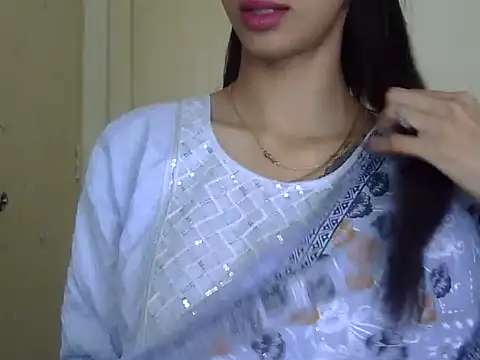 MAAYRA 09 online show from 04.30.26
